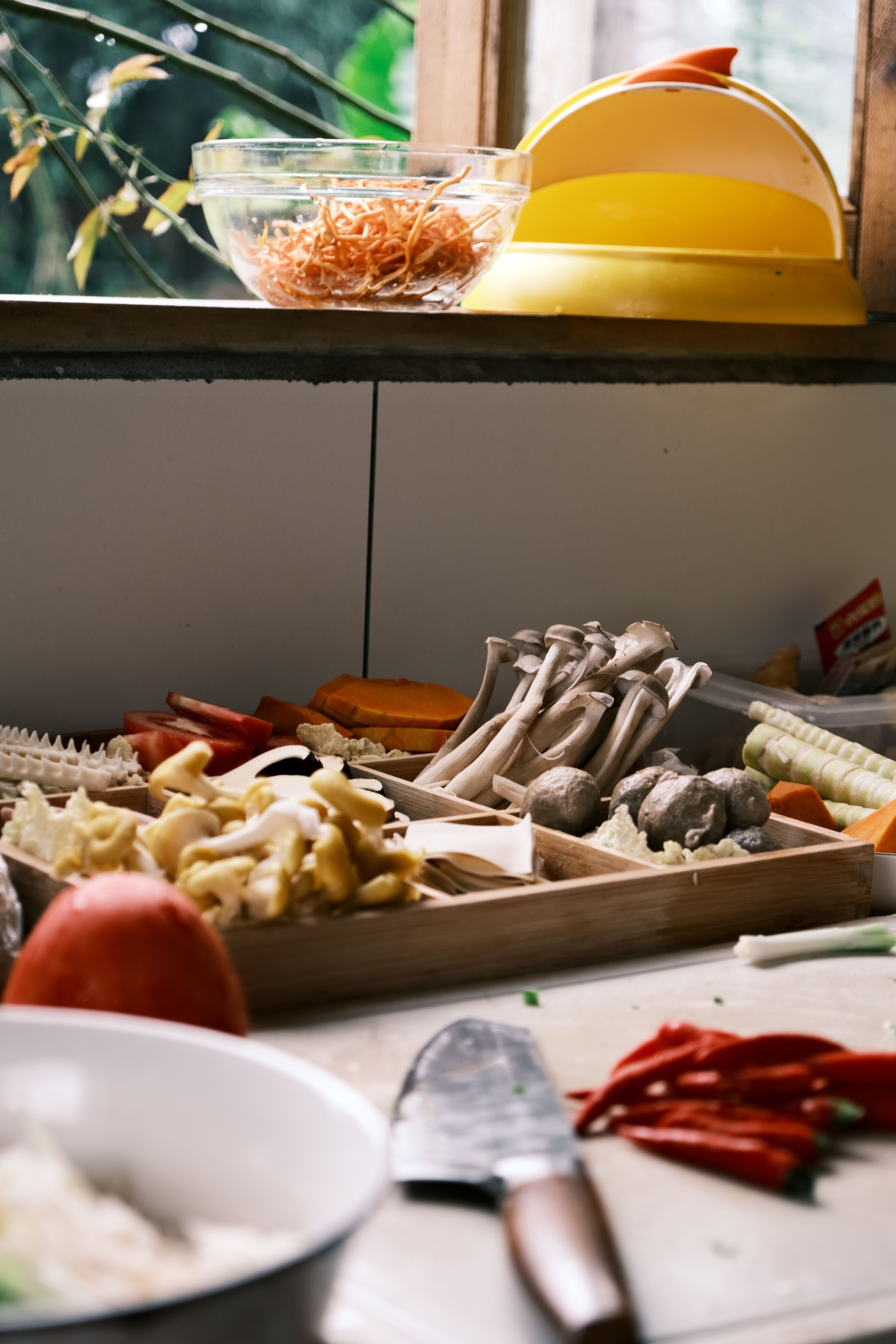 und kombiniere mit knackigem Salat, Zwiebeln, Rotkohl und frischen Kräutern